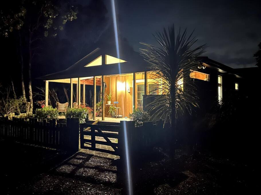 Oakura Pond Cottage - A Unique Kiwi Holiday Bach Exterior foto