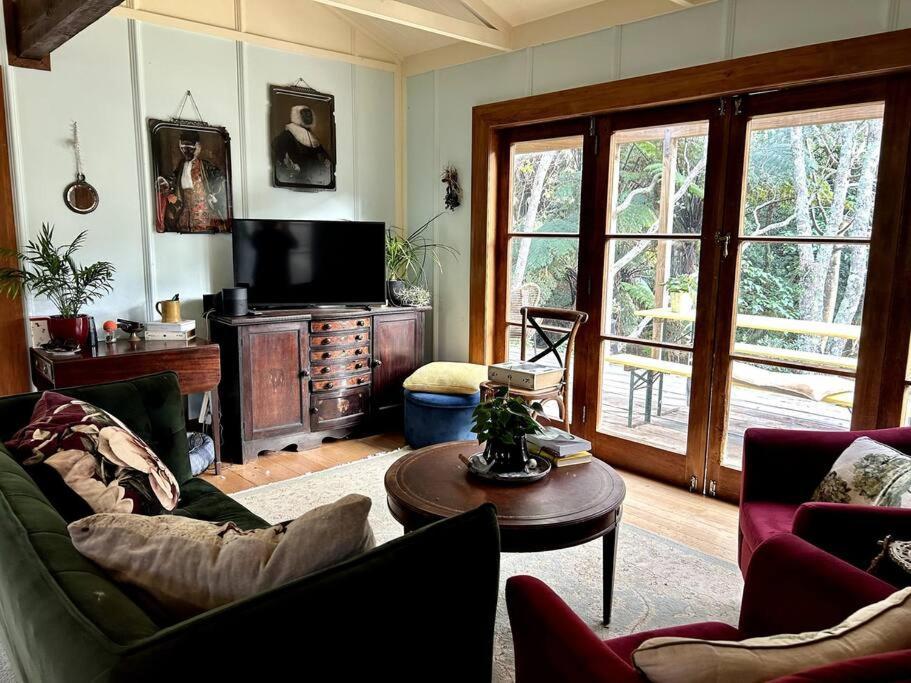 Oakura Pond Cottage - A Unique Kiwi Holiday Bach Exterior foto