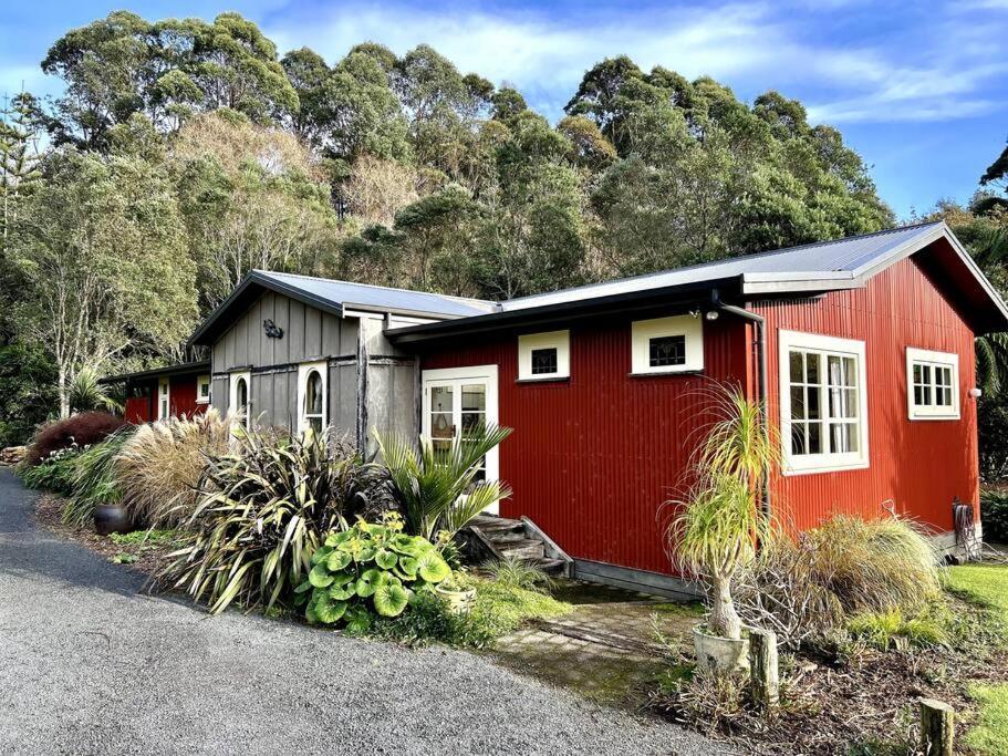 Oakura Pond Cottage - A Unique Kiwi Holiday Bach Exterior foto